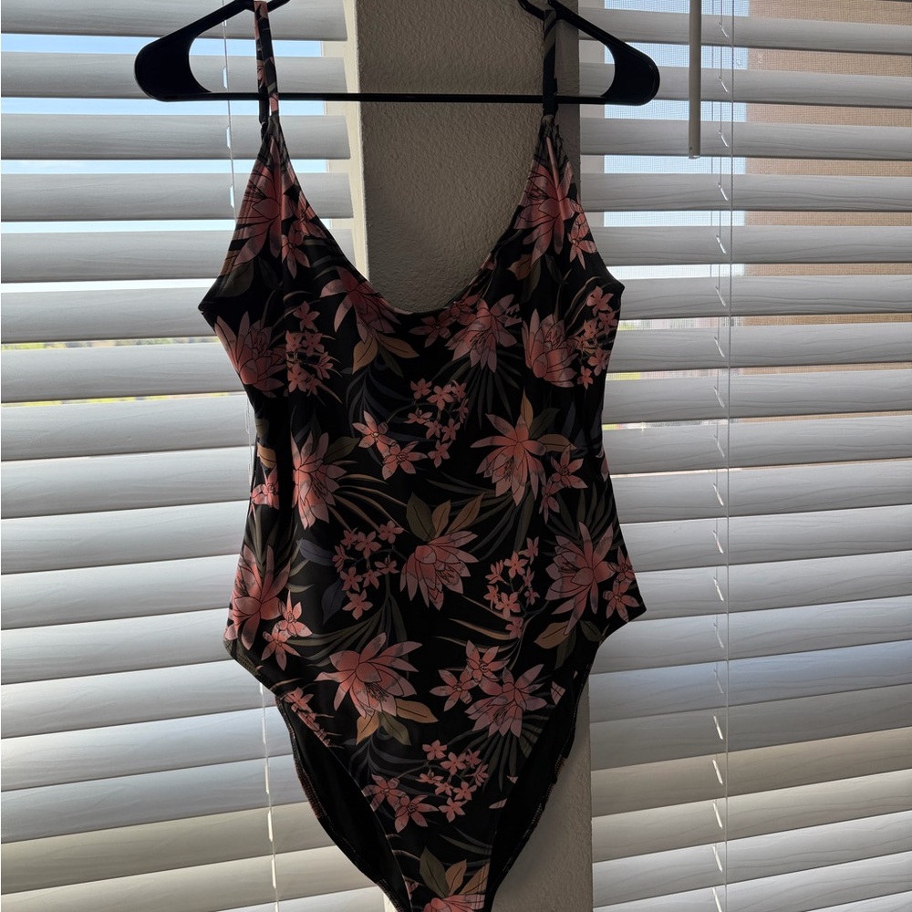Floral One-Piece Swimsuit🖤